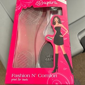 1 pair open shoe Gel insoles, 2 pairs grippy steps, and heel liners